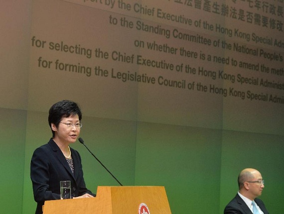 林郑月娥（左）在记者会上发言。