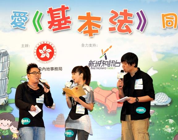 The Constitutional and Mainland Affairs Bureau organised an entertaining and informative Basic Law Roving Show at Tsuen Wan Plaza this afternoon (November 14). Photo shows popular singer Jade Kwan spreading the message on the Basic Law at the show.