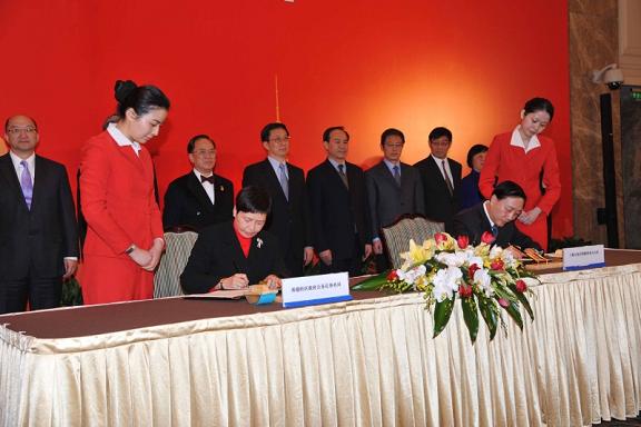 公務員事務局局長俞宗怡（左）和上海市港澳事務辦公室代表在曾蔭權、韓正和一眾嘉賓見證下，簽署兩地公務員交流協議。