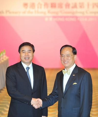 The Chief Executive, Mr Donald Tsang, attended the 14th Plenary of the Hong Kong/Guangdong Co-operation Joint Conference held at the Hong Kong Convention and Exhibition Centre today (August 23). The picture shows Mr Tsang (right) meeting the Governor of Guangdong Province, Mr Huang Huahua, before the conference.