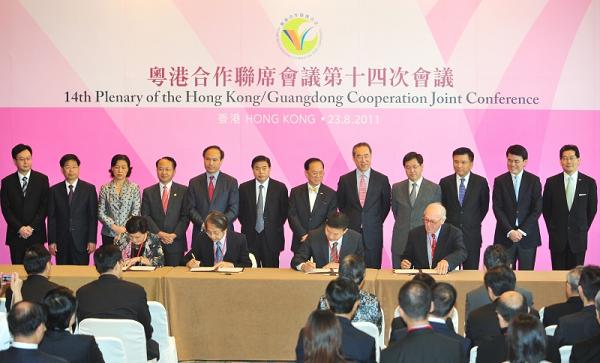 Mr Tsang and Mr Huang witness the signing of agreements on co-operation and exchanges between Hong Kong and Guangdong.