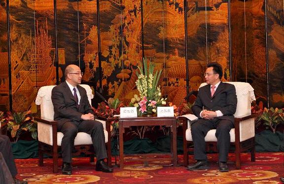 谭志源（左）在广州与广州市市长万庆良会面，就双方关注的事宜交换意见。