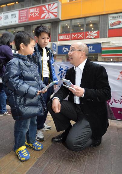 The Secretary for Constitutional and Mainland Affairs, Mr Raymond Tam (right), distributed leaflets to members of the public in Aberdeen this afternoon (January 5) , to promote the "Consultation Document on the Methods for Selecting the Chief Executive in 2017 and for Forming the Legislative Council in 2016".