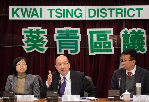 谭志源（中）出席葵青区议会会议，向议员简介《二零一七年行政长官及二零一六年立法会產生办法諮询文件》和聆听他们的意见。