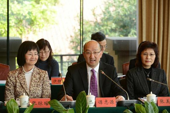 谭志源在「港珠合作专责小组」会议上发言。