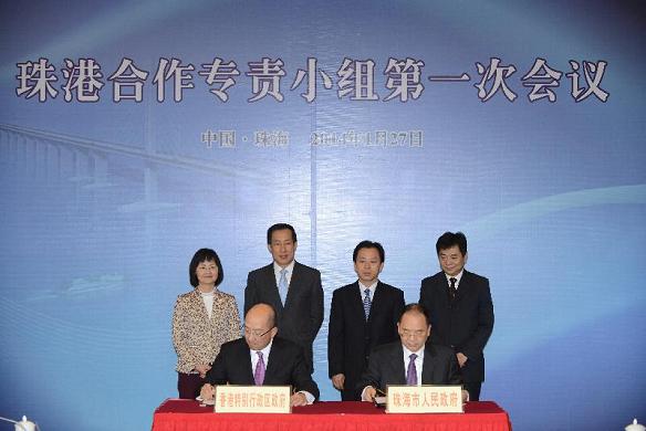 谭志源（前排左）和何寧卡（前排右）签署《关於加强港珠合作的意向书》。