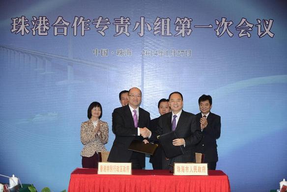 谭志源（前排左）和何寧卡（前排右）签署《关於加强港珠合作的意向书》。
