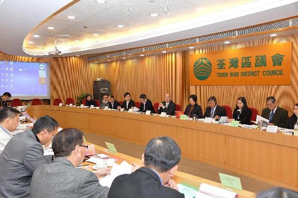 谭志源（右六）向区议员简介《二零一七年行政长官及二零一六年立法会產生办法諮询文件》。