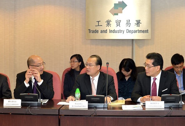 谭志源（左一）和苏锦樑（右一）出席中小型企业委员会会议。