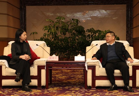 The Director of the Hong Kong Economic and Trade Office in Wuhan of the Hong Kong Special Administrative Region, Miss Sara Tse (left), met with the Vice Governor of Hubei Province, Mr Gan Rongkun (right), earlier on.