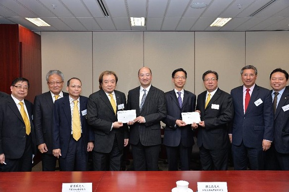 谭志源（右五）和梁敬国（右四）接收香港中小型企业总商会就政制发展的意见书。