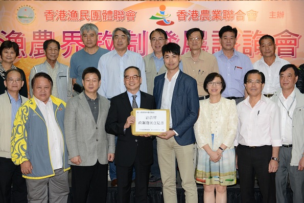 刘江华（前排左四）接收团体的政制发展意见书。