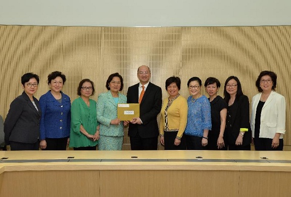 谭志源接收港区妇联代表联谊会就政制发展的意见书。
