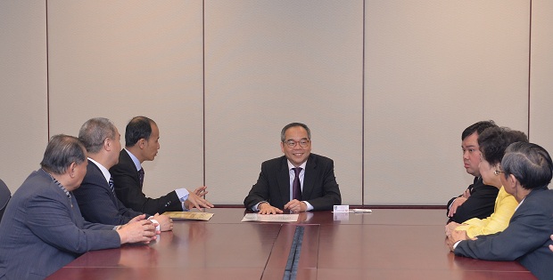 The Under Secretary for Constitutional and Mainland Affairs, Mr Lau Kong-wah (centre), meets with members of the Council of HK & Kowloon Kai-fong Associations this morning (May 2) to exchange views on the "Consultation Document on the Methods for Selecting the Chief Executive in 2017 and for Forming the Legislative Council in 2016".