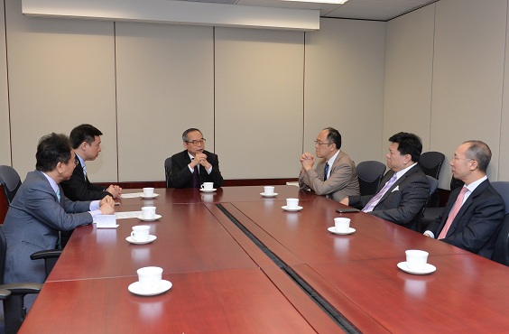 The Under Secretary for Constitutional and Mainland Affairs, Mr Lau Kong-wah (third left), meets with members of the Association of Hong Kong Professionals to exchange views on the "Consultation Document on the Methods for Selecting the Chief Executive in 2017 and for Forming the Legislative Council in 2016" this afternoon (May 2).