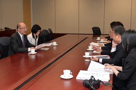 The Secretary for Constitutional and Mainland Affairs, Mr Raymond Tam (left), meets with members of the Hong Kong Young Industrialists Council to exchange views on the "Consultation Document on the Methods for Selecting the Chief Executive in 2017 and for Forming the Legislative Council in 2016" this afternoon (May 2).