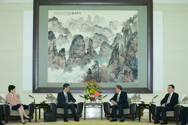 梁振英（左二）和政务司司长林郑月娥（左一）与胡春华（右二）和广东省省长朱小丹（右一）在会议前会面。