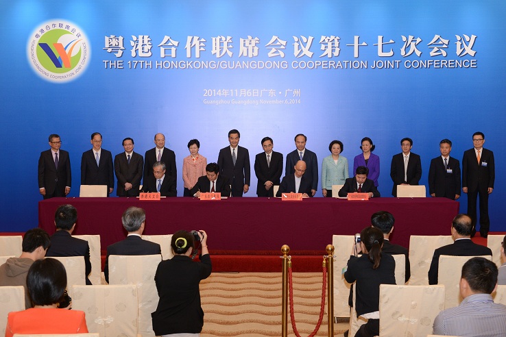 Mr Leung (back row, sixth left) and Mr Zhu (back row, centre) witness the signing of agreements on co-operation between Hong Kong and Guangdong.
