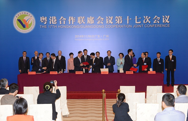Mr Leung (back row, sixth left) and Mr Zhu (back row, centre) witness the exchange of signed agreements on co-operation between Hong Kong and Guangdong.