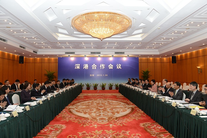 政务司司长林郑月娥（右六）今日（一月三十日）下午与深圳市市长许勤（左六）在深圳五洲宾馆共同主持深港合作会议。