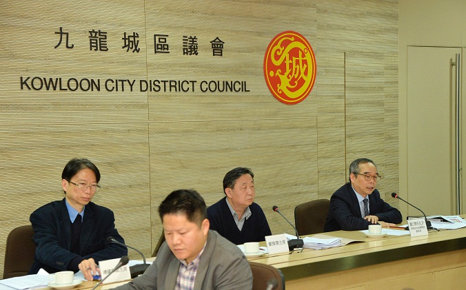 政制及內地事务局副局长刘江华（右一）今日（二月十二日）下午在九龙城区议会会议上，向议员讲解《行政长官普选办法諮询文件》和听取他们的意见。