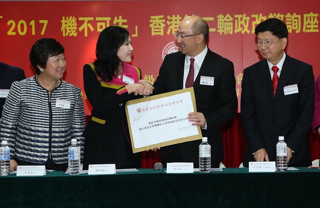 谭志源（右二）接收港区省级政协委员会联谊会就政制发展的意见书。