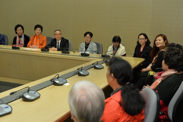 政制及內地事务局副局长刘江华（左三）今日（三月二日）下午与九龙妇女联会代表会面，並聆听他们就《行政长官普选办法諮询文件》的意见。
