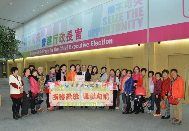 劉江華接收九龍婦女聯會就政制發展的意見書。