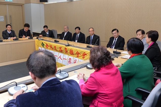 署理政制及內地事务局局长刘江华（左六）今日（三月六日）下午就《行政长官普选办法諮询文件》与香港岛各界联合会代表会面，並聆听他们的意见。