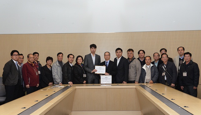 刘江华（左十）接收何俊贤（左九）和渔农界代表就政制发展的意见书。