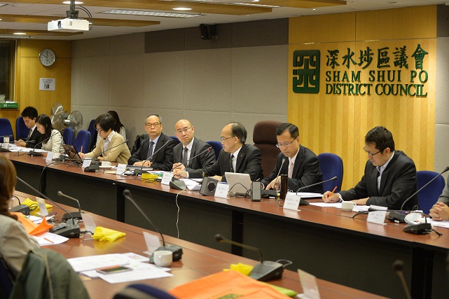 政制及內地事务局副局长刘江华（左四）听取深水埗区议会议员就《行政长官普选办法諮询文件》发表意见。