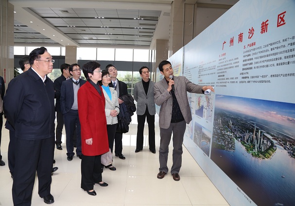 林郑月娥（前排左二）听取有关该区发展的介绍。