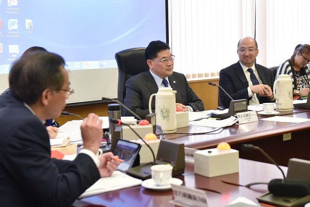谭志源（右二）今日下午出席中西区区议会会议，听取区议员对《行政长官普选办法諮询文件》的意见。