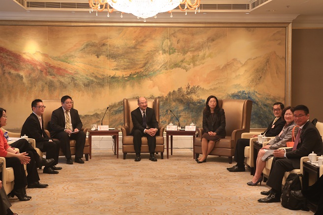 谭志源（右五）今日在大连与当地香港企业代表会晤，了解他们的业务和经营情况。在他左方为特区政府驻北京办事处主任傅小慧。