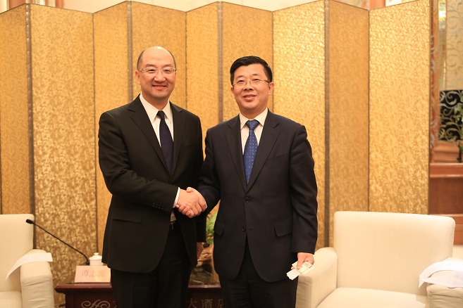 谭志源（左）与大连市人民政府副市长卢林会面，就双方关注的事务交换意见。图示谭志源与卢林握手。
