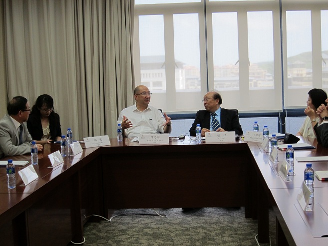 Mr Tam (third right) and the Permanent Secretary for Constitutional and Mainland Affairs, Ms Chang King-yiu (first right), are briefed by the Rector of the University of Macau, Professor Zhao Wei (second right), on the facilities and development of the university.