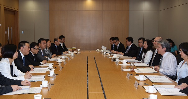 財政司司长曾俊华（右二）今日（七月十七日）与澳门特別行政区经济財政司司长梁维特（左二）在香港共同主持第八次港澳合作高层会议。