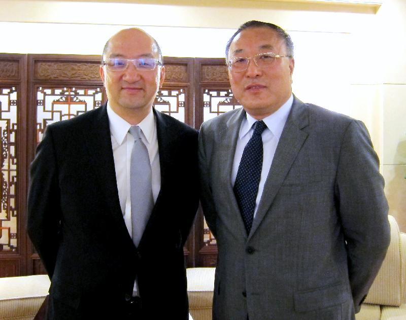 政制及內地事务局局长谭志源今日（七月二十二日）上午在北京与外交部国际经济司司长张军会面，就「一带一路」建设交换意见。