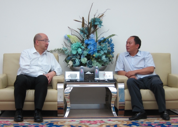 Mr Tam (left) meets with Director of the Administrative Committee of the Changsha National High-Tech Industrial Development Zone, Mr Li Xiaohong, this afternoon to exchange views on room for co-operation between Hong Kong and Changsha on high-tech development.