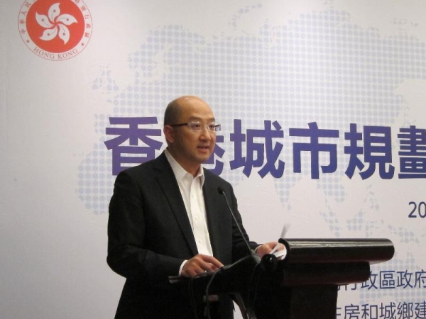 The Secretary for Constitutional and Mainland Affairs, Mr Raymond Tam, continues his visit in Changsha today (July 29). Photo shows Mr Tam addressing a seminar on Hong Kong''s city planning.