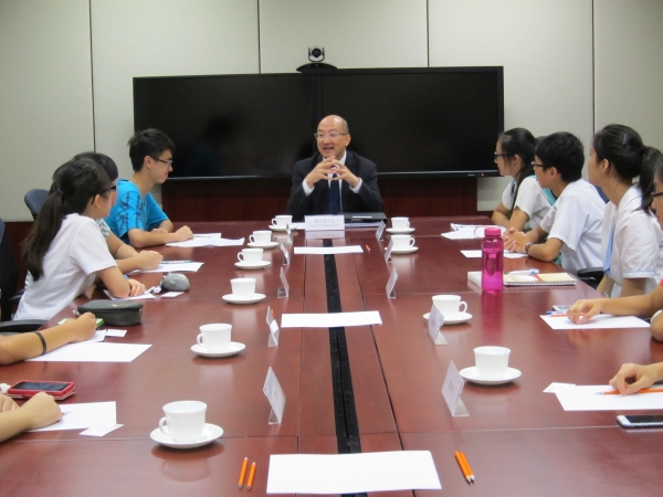 政制及內地事务局局长谭志源今日（八月四日）下午与十多位参与「第十二届香港基本法大使培训计划」的年轻人对话，就「一国两制」下香港如何拓展与內地的合作交流意见。香港基本法大使培训计划由香港基本法推介联席会议主办，目的是通过一系列的培训活动，让年轻人更加了解和关心《基本法》。