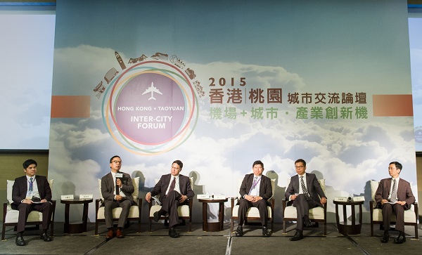 Speakers and guests of the forum exchange views on the development of the convention and exhibition industry as well as the logistics industry in Hong Kong and Taiwan in a panel discussion.