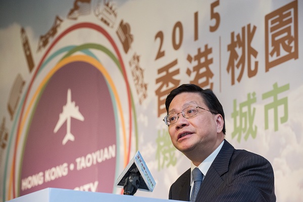 张炳良教授在「2015香港桃园城市交流论坛」上，以「从启德到大屿山」为题，向与会者介绍香港国际机场的发展经歷。