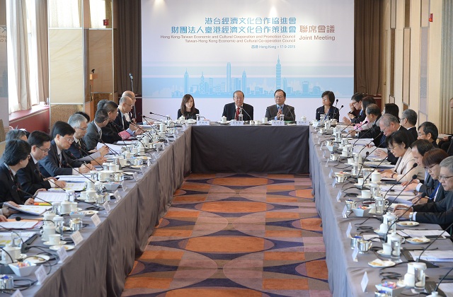 The sixth joint meeting of the Hong Kong-Taiwan Economic and Cultural Cooperation and Promotion Council (ECCPC) and the Taiwan-Hong Kong Economic and Cultural Co-operation Council (THEC) was held in Hong Kong today (September 17). The meeting was co-chaired by the ECCPC Chairperson, Mr Charles Lee (back row, second left), and the THEC Chairman, Dr Lin Chu-chia (back row, second right).