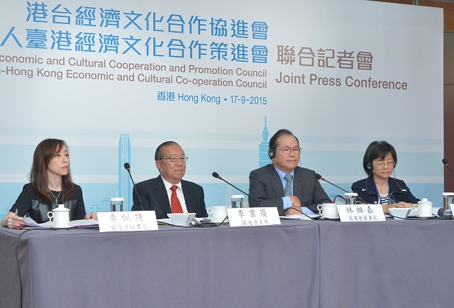 李业广（左二）及林祖嘉（右二）在联席会议后会见传媒。旁为「协进会」秘书长李佩诗（左一）及「策进会」秘书长叶凯萍（右一）。