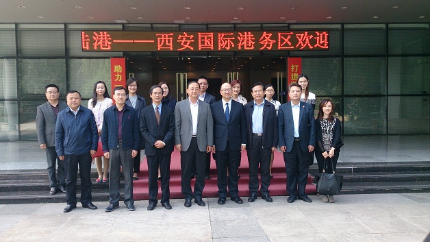 谭志源（前排右四）和特区政府代表团在参观西安国际港务区后，与港务区的负责人合照。