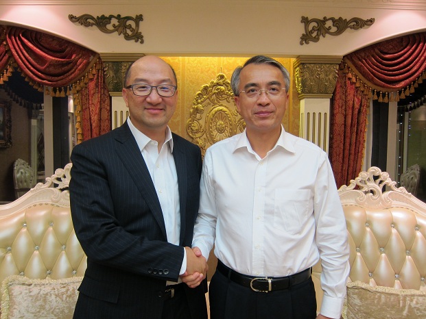 谭志源（左）在广州与广州市副市长蔡朝林会面，就两地的合作事宜交换意见。