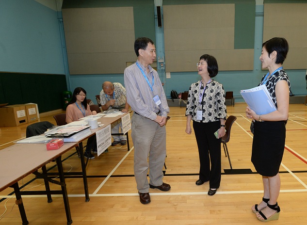 The Permanent Secretary for Constitutional and Mainland Affairs, Ms Chang King-yiu (second right), visits the polling station in the Mong Kok East Constituency at Boundary Street Sports Centre No.1 this morning (November 22) to get first-hand knowledge of the voting arrangements.