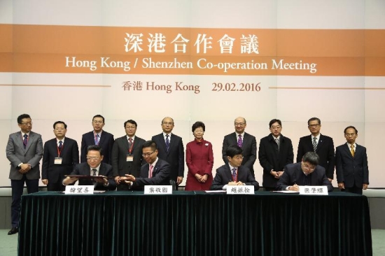 Mrs Lam (back row, sixth left) and Mr Xu (back row, fifth left) witness the signing of co-operation agreements between Hong Kong and Shenzhen, namely the "Agreement between the Hong Kong Special Administrative Region Government and the Shenzhen Municipal People's Government on Promoting Co-operation in Creative Industries" signed by the Under Secretary for Commerce and Economic Development, Mr Godfrey Leung (front row, second left), and the Director of the Shenzhen Municipal People's Government on Promoting Co-operation in Creative Industries, Mr Han Wangxi (front row, first left), and the "Co-operation Arrangement between the Agriculture, Fisheries and Conservation Department of Hong Kong Special Administrative Region Government and Shenzhen Entry-Exit Inspection and Quarantine Bureau on Aquatic Animal Disease Laboratory Diagnosis" signed by the Director of Agriculture, Fisheries and Conservation, Dr Leung Siu-fai (front row, first right), and the Director-General of the Shenzhen Entry-Exit Inspection and Quarantine Bureau, Mr Zhao Zhenshuan (front row, second right).