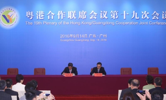 The Chief Executive, Mr C Y Leung, led the Hong Kong Special Administrative Region Government delegation to attend the 19th Plenary of the Hong Kong/Guangdong Co-operation Joint Conference in Guangzhou today (September 14). Photo shows Mr Leung (left) and the Governor of Guangdong Province, Mr Zhu Xiaodan (right), signing an agreement on co-operation between Hong Kong and Guangdong.